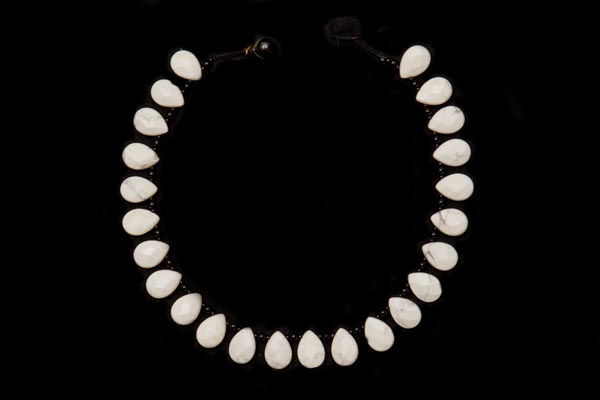 A White Howlite Facetted Teardrops Necklace, With Black Agate Small Round Spacers