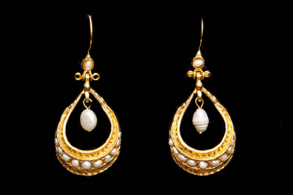 Gold Plated Teardrop Shaped Earrings Inlaid With White Freshwater Pearls And A White Pearl Pendant