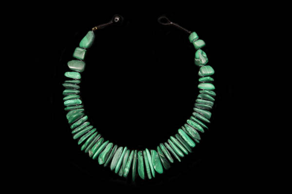 A Malachite Graduated Tumbled Slices Necklace With Small Black Onyx Round Spacers