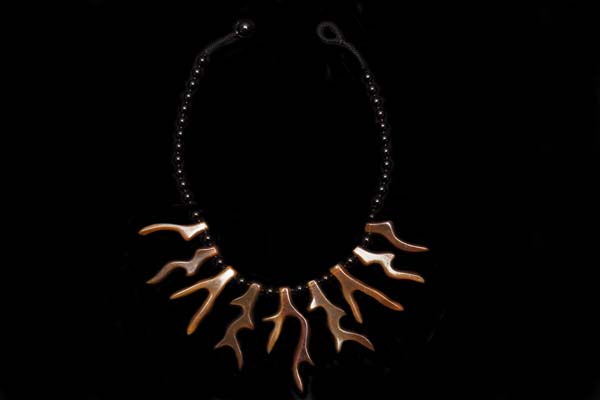 A Black Agate Round Beads Necklace With Nine Brown Buffalo Horn Irregular 'Branches' Pendants