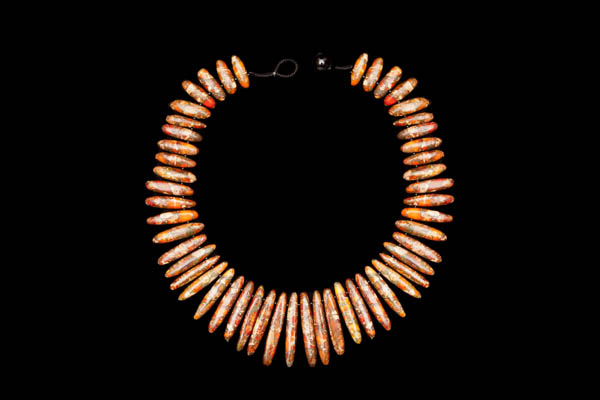 A Necklace Of Orange And Brown Dyed Patterned Jasper Graduated Tubular Drops With Small Black Agate Round Spacers