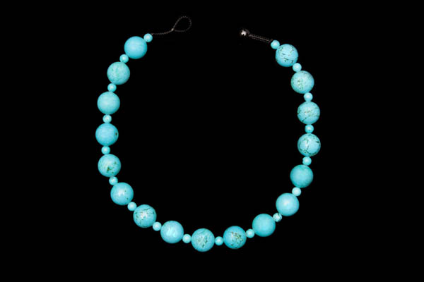 A Turquoise Howlite Large And Small Round Beads Necklace