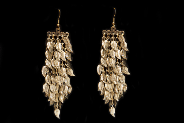 A Pair Of Golden Metal Drop Earrings Of Five Chains, Each Chain Decorated With Golden Metal Leaves