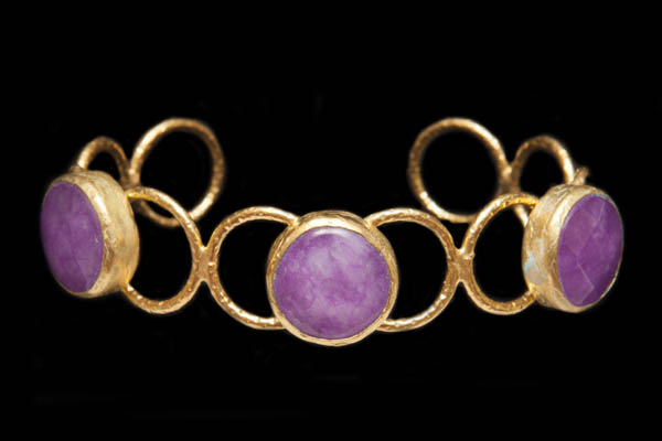 A Gold Plated Ten Rings Open Cuff Decorated With Three Pink Dyed Facetted Agate Circular Caboochons