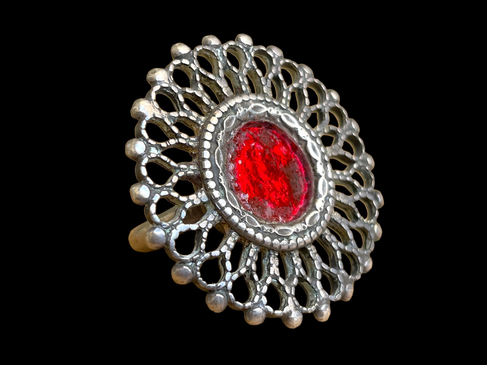 An Afghan Old Traditional Large Silver Ring With A Circular, Floral Patterned Filigree Top, Inlaid With A Red Glass Circular Centre. - Image 2