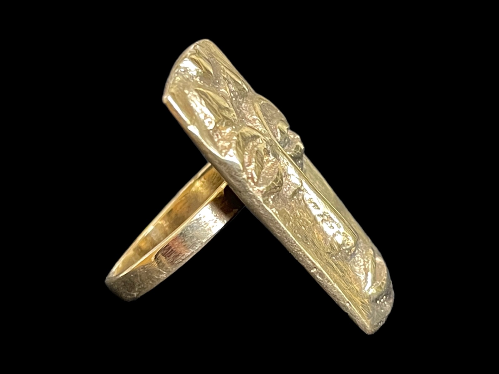 A Baule Adjustable Open Band Brass Ring With A Rectangular Face Patterned Panel Top. Ivory Coast, West Africa. - Image 3