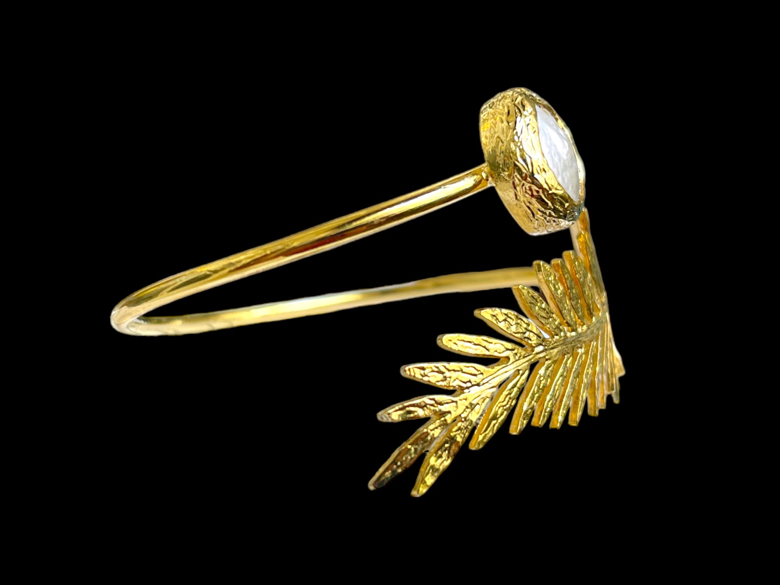 A Gold Plated Coiled Band Open Cuff Decorated With A Leaf And A White Freshwater Pearl, Set In A Gold Plated Frame. - Image 3