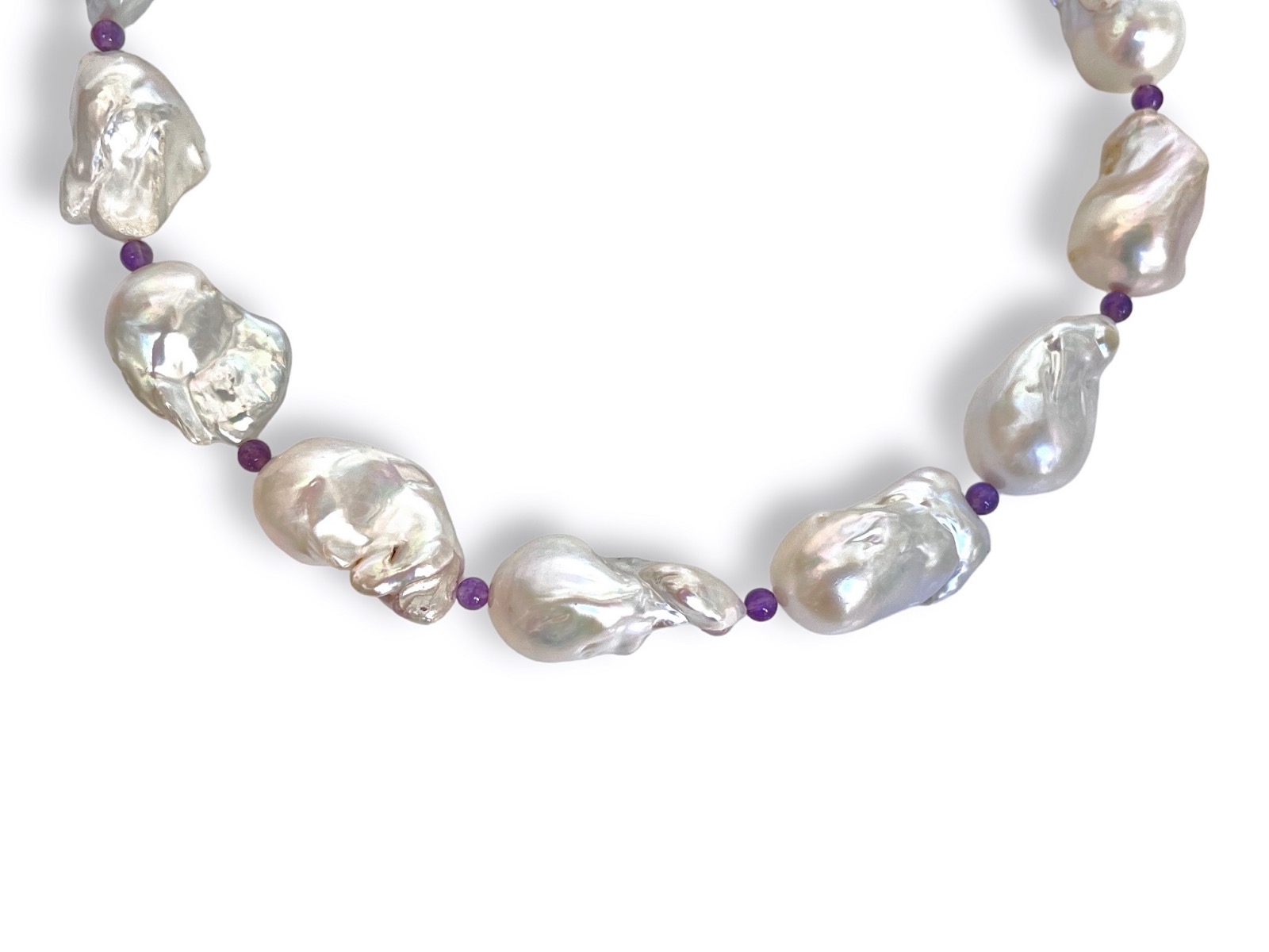 A Necklace Of Thirteen Large White Iridescent Baroque Freshwater Pearls With Small Round Amethyst Beads And Spacers. - Image 3