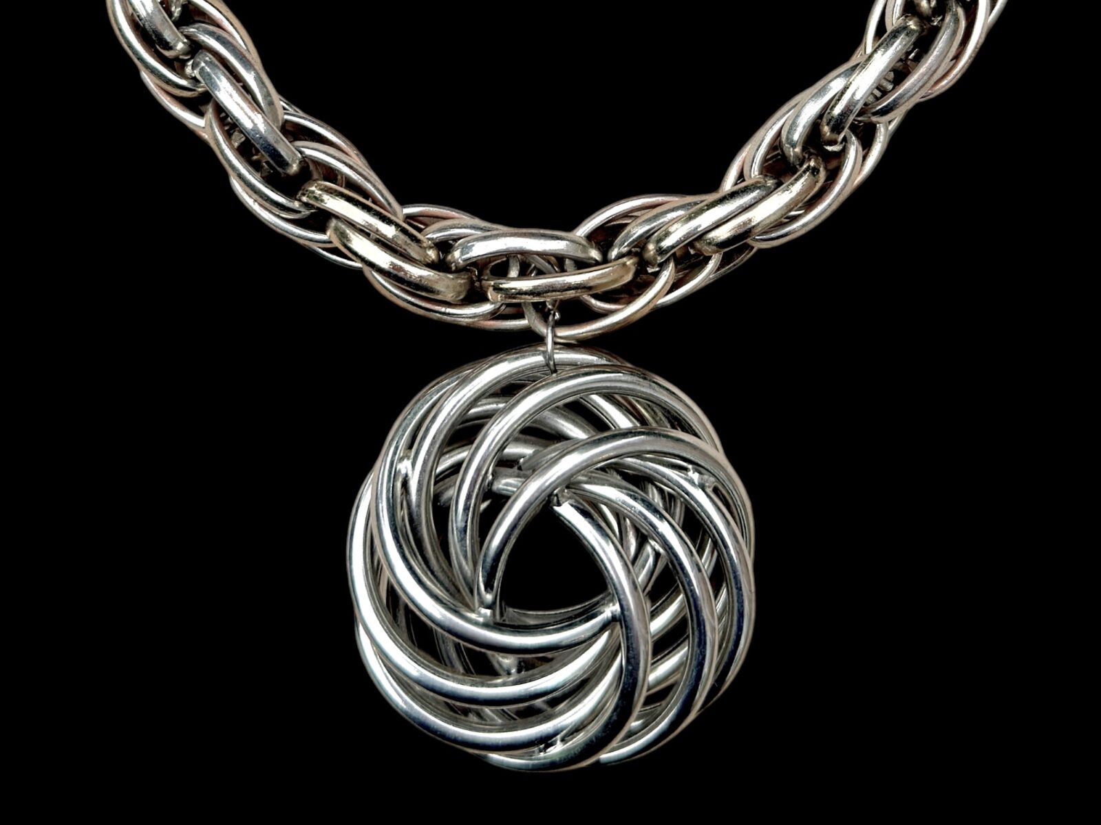 A Necklace Of Golden And Silvered MetaI Interlocking Oval Bands, With A Circular Pendant Of Interlocking Rings. - Image 2